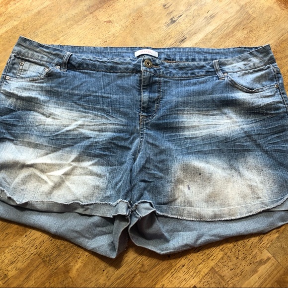BONGO Pants - Distressed Bongo Short Shorts 24w *a few spots as shown. Lots of life left!